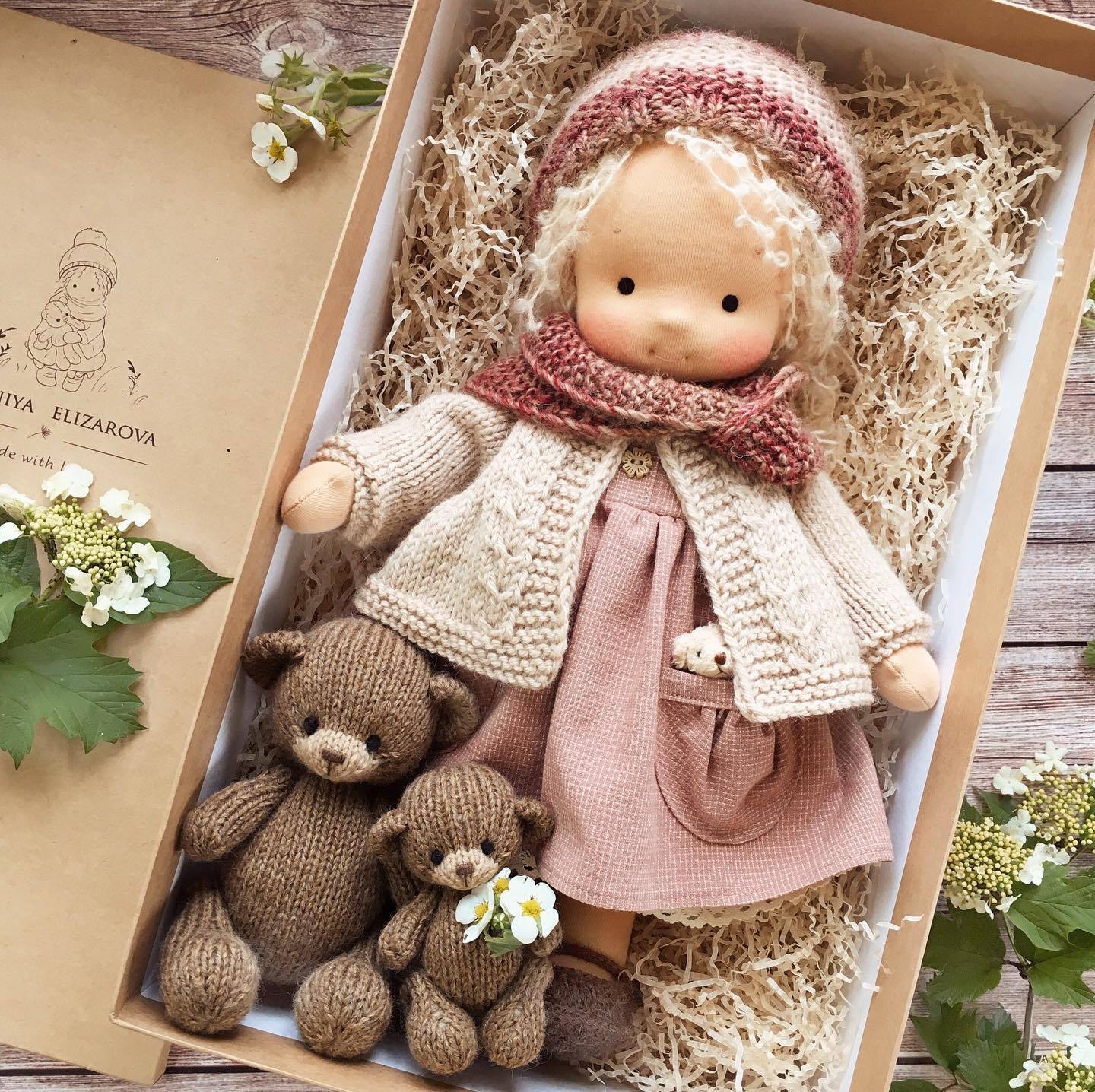 Mira™ | Handgefertigte Puppe mit zwei Teddybären