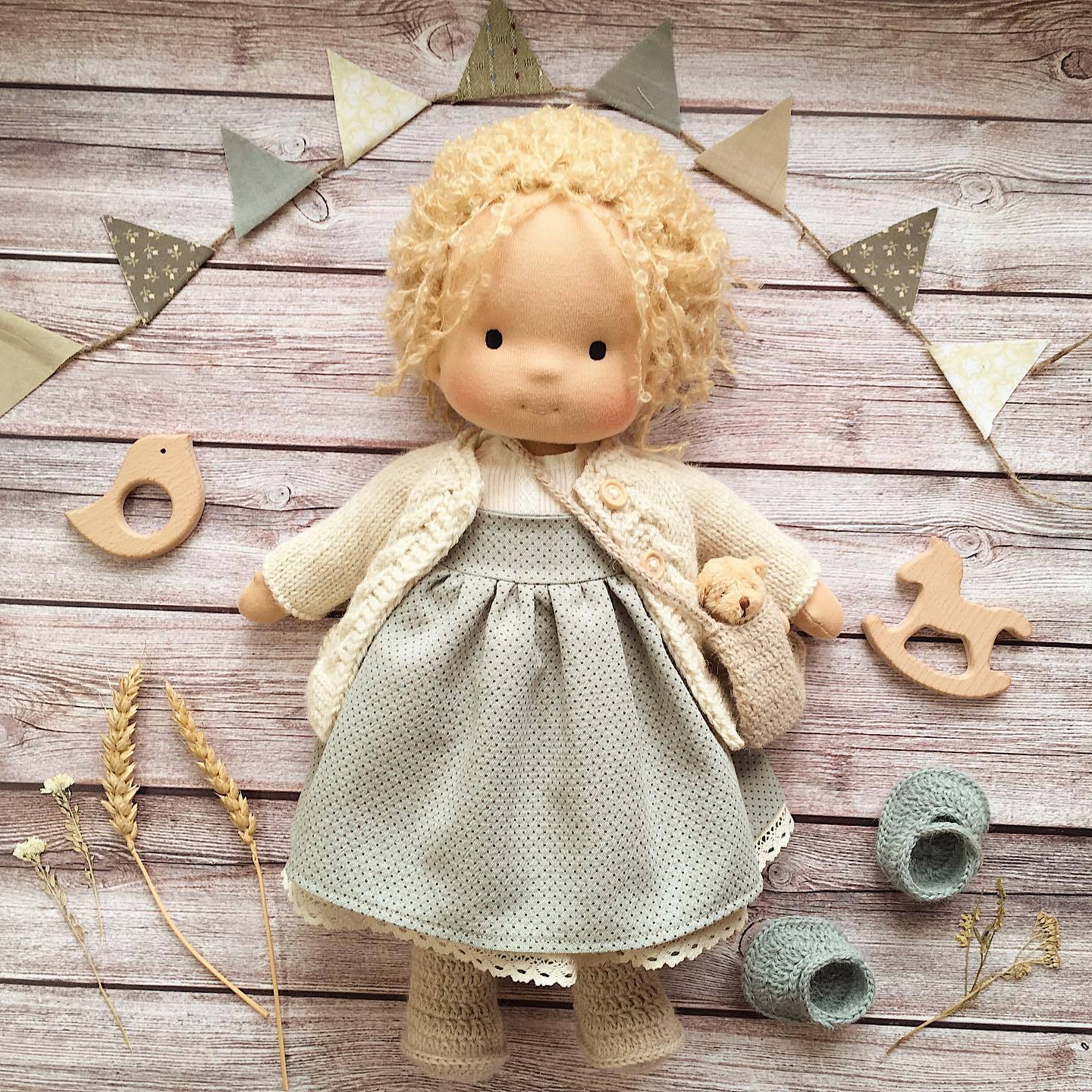 Ella™ | Handgefertigte Stoffpuppe mit Kuscheltier