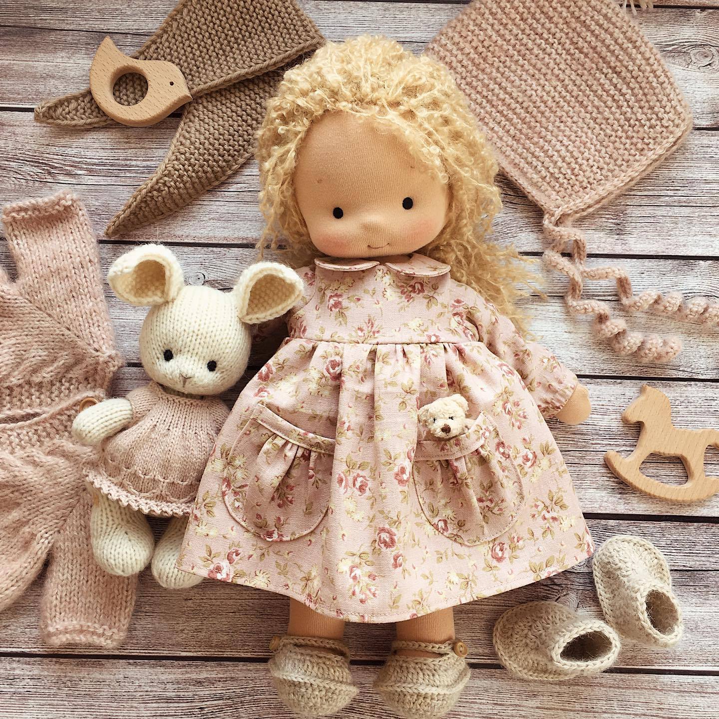 Sofie™ | Handgefertigte Stoffpuppe mit Häschen