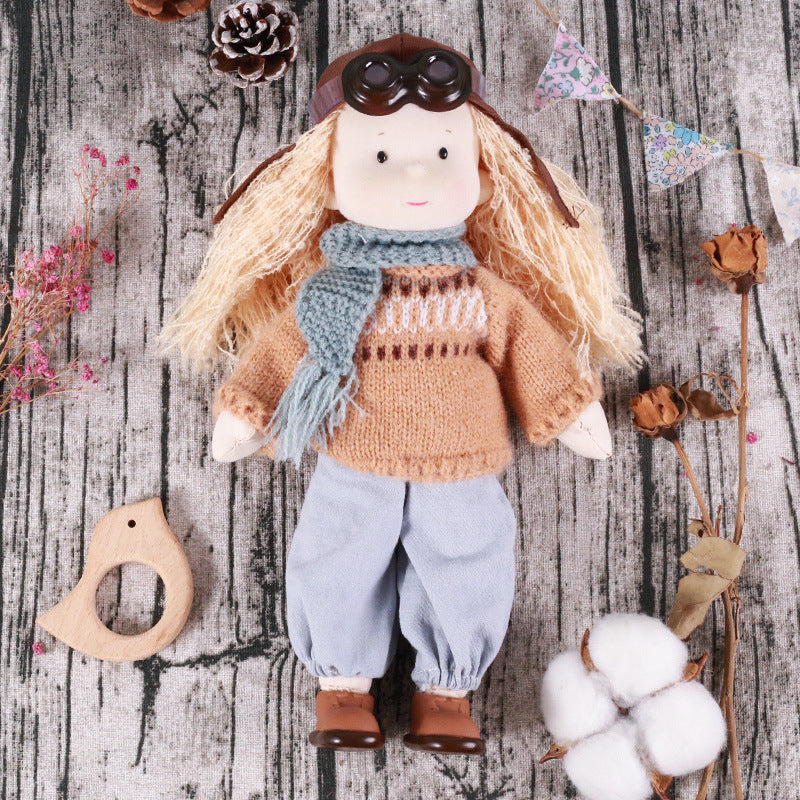 Mila™ | Handgefertigte Stoffpuppe im Abenteurer-Look
