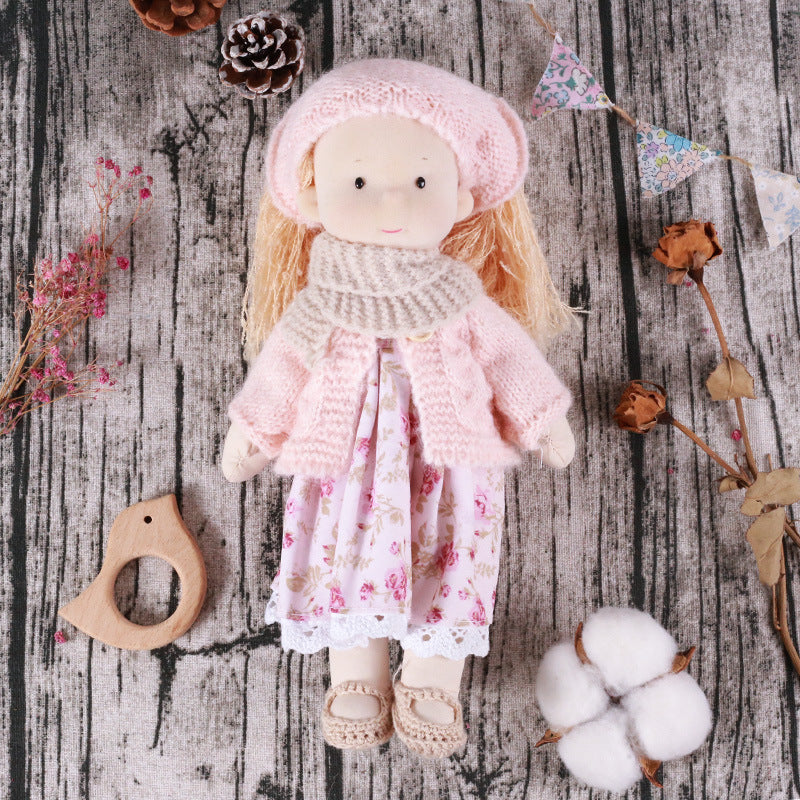 Emilia™ | Handgemachte Stoffpuppe im Rosakleid – 30 cm