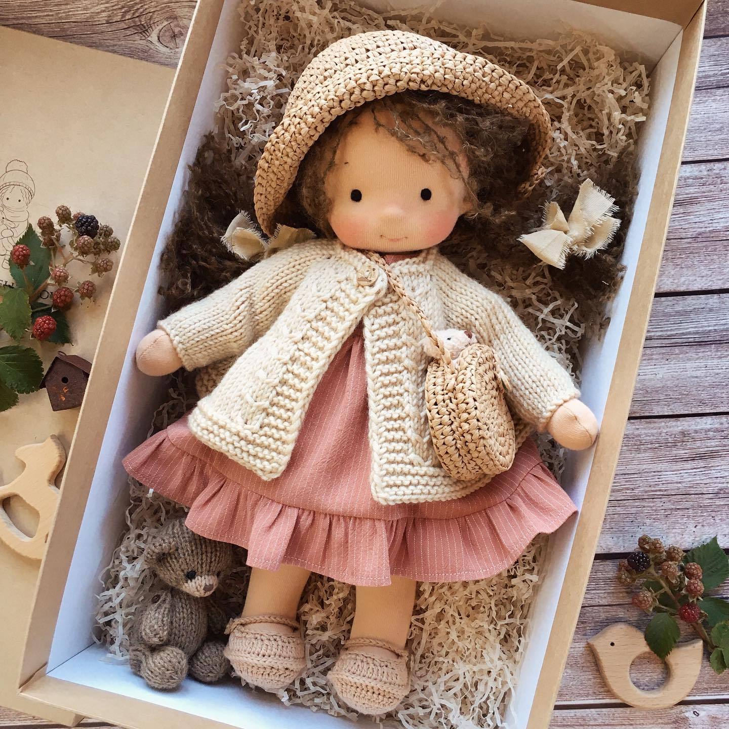 Mara™ | Handgemachte Stoffpuppe mit Strohhut und Strickjacke – 30 cm
