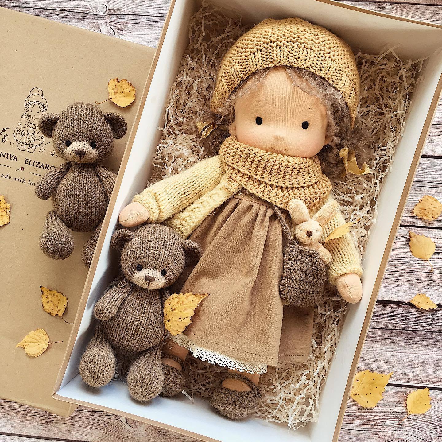 Nelly™ | Handgemachte Stoffpuppe mit gelbem Strickset und Teddybär – 30 cm