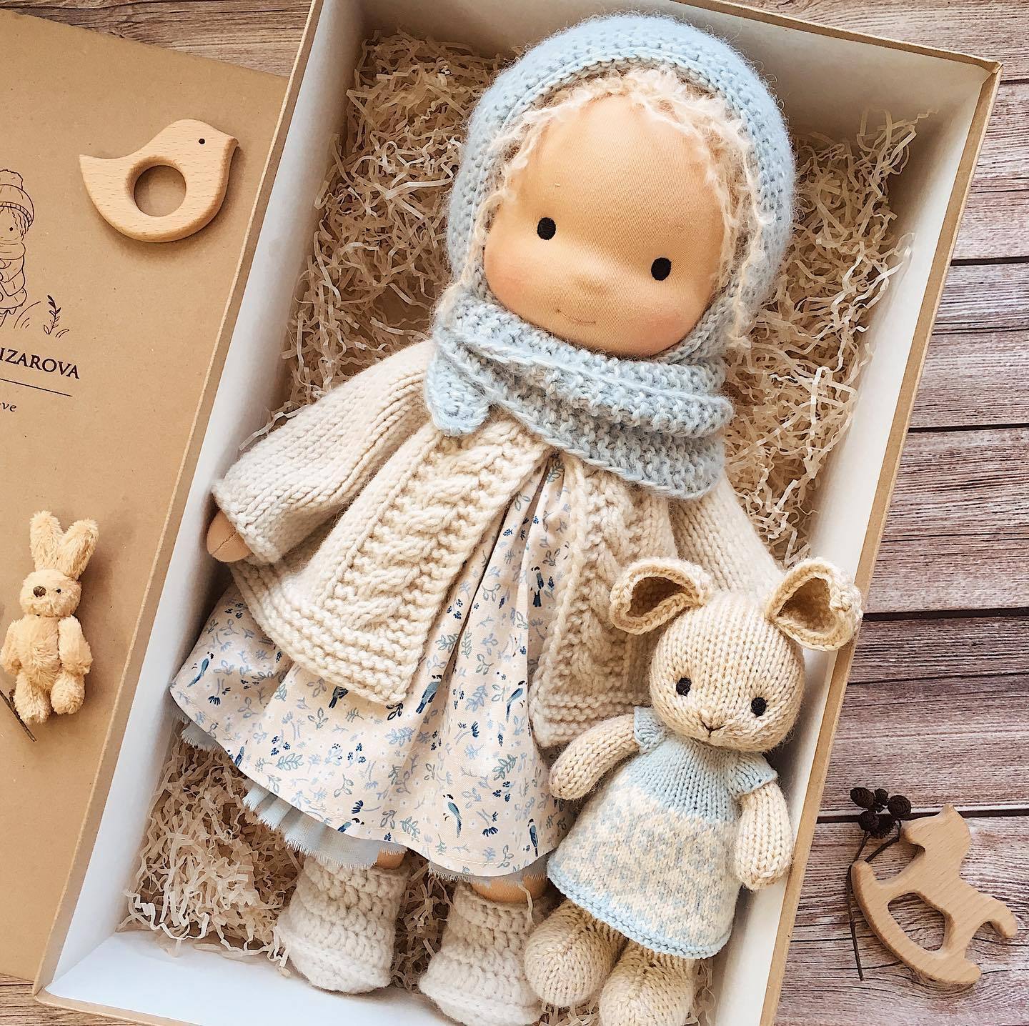 Amira™ | Handgemachte Stoffpuppe mit blauem Schal und Strickkleid
