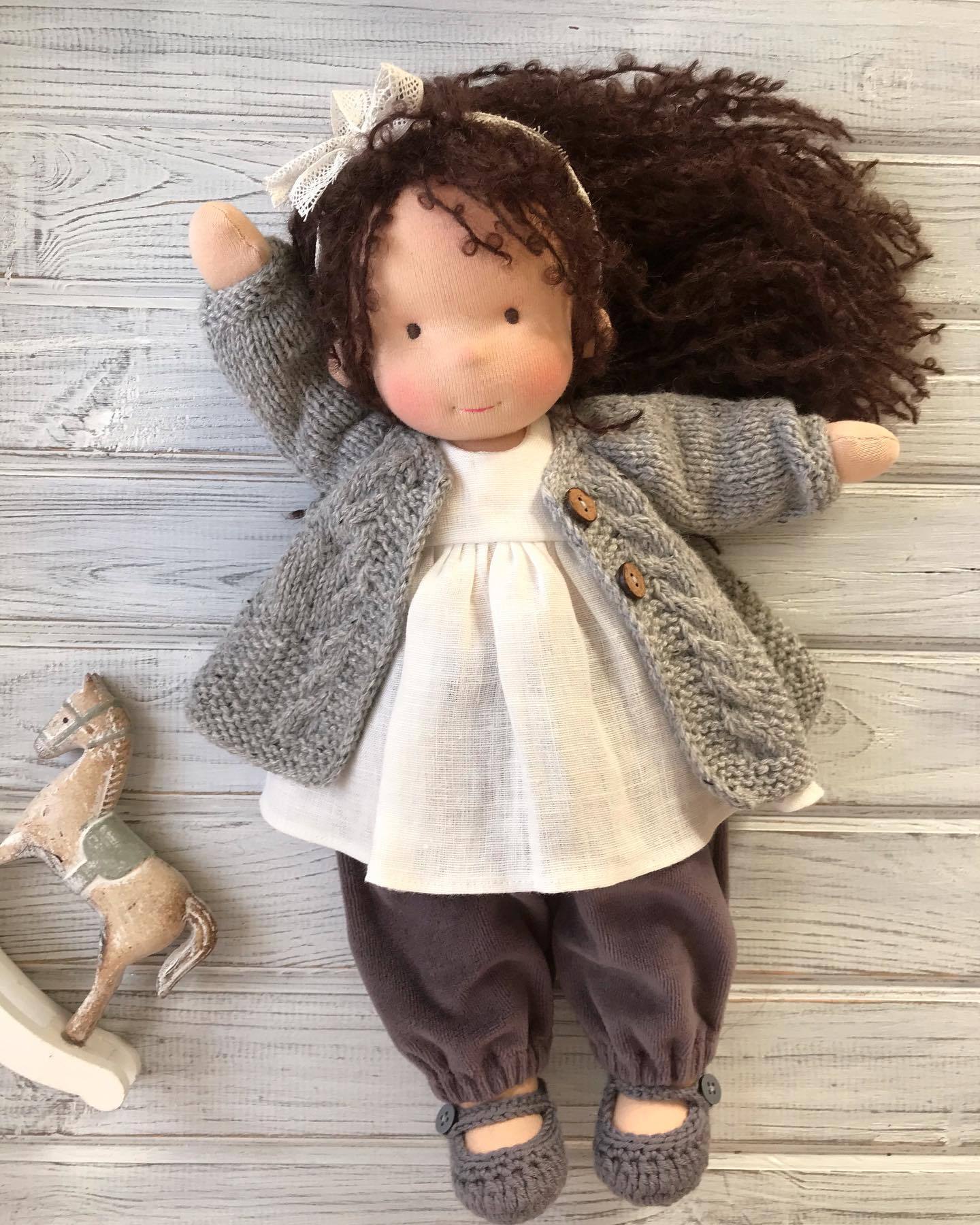 Leonie™ | Handgemachte Stoffpuppe mit grauer Strickjacke – 30 cm