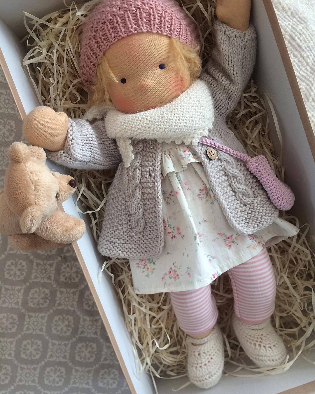 Clara™ | Handgemachte Stoffpuppe mit rosa Mütze – 30 cm