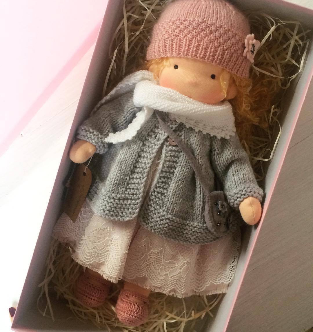 Emilia™ | Handgemachte Stoffpuppe mit rosa Strickmütze – 30 cm