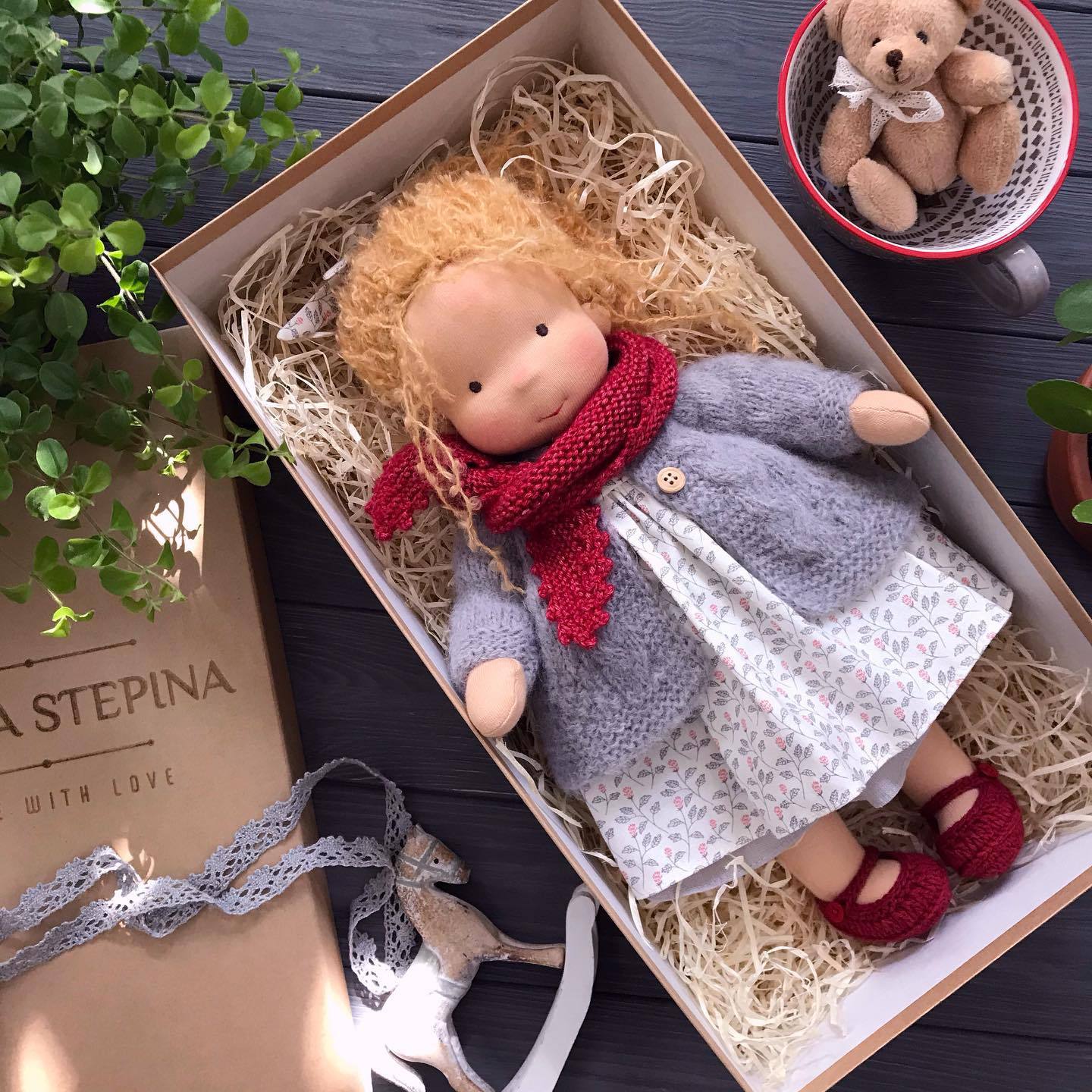 Emilia™ | Handgemachte Stoffpuppe mit rosa Strickmütze – 30 cm