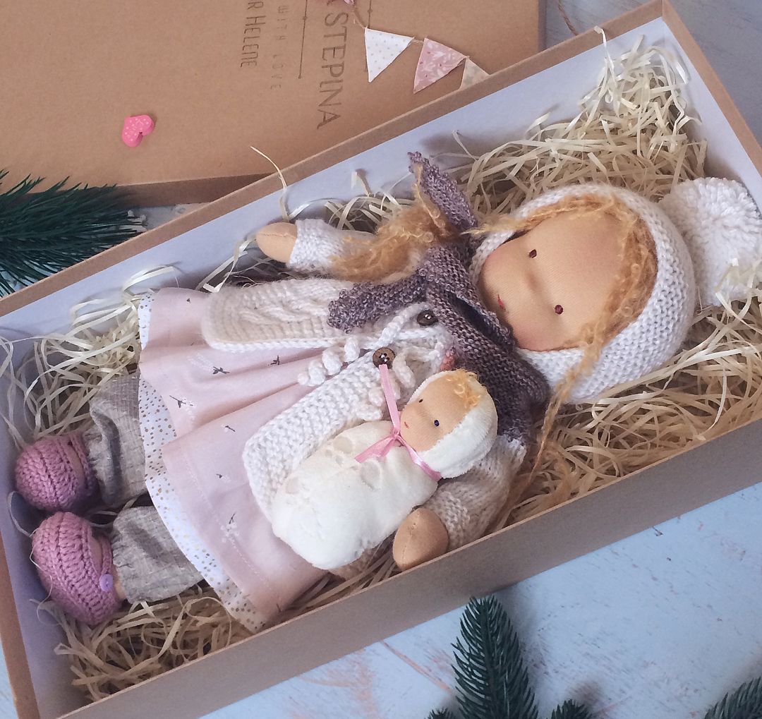 Lara™ | Handgemachte Stoffpuppe mit Baby und Winteroutfit – 30 cm