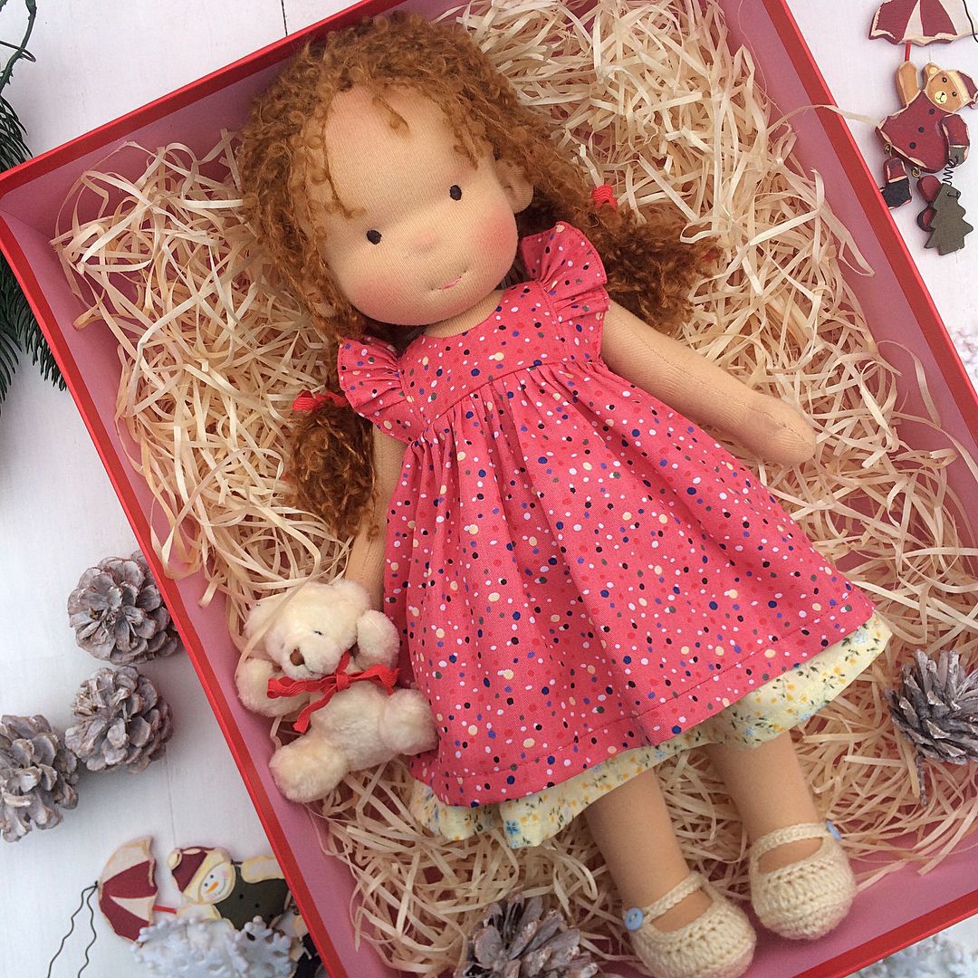Nora™ | Handgemachte Stoffpuppe mit rotem Kleid und Teddybär – 30 cm