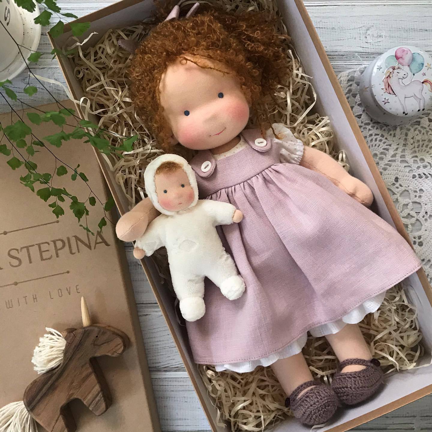 Clara™ | Handgemachte Stoffpuppe mit Fliederkleid und Babypuppe – 30 cm