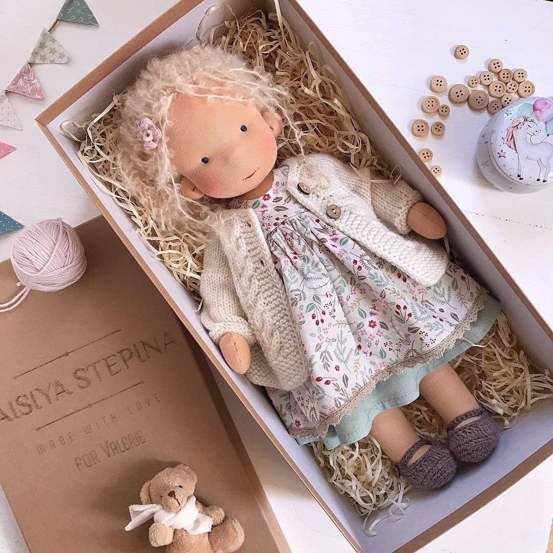 Amira™ | Handgemachte Stoffpuppe mit Blumenkleid und Strickjacke – 30 cm