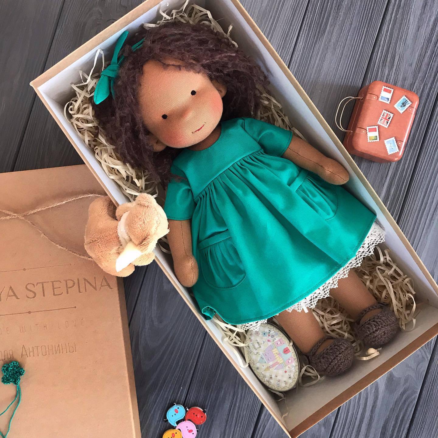 Isla™ | Handgemachte Stoffpuppe mit smaragdgrünem Kleid – 30 cm