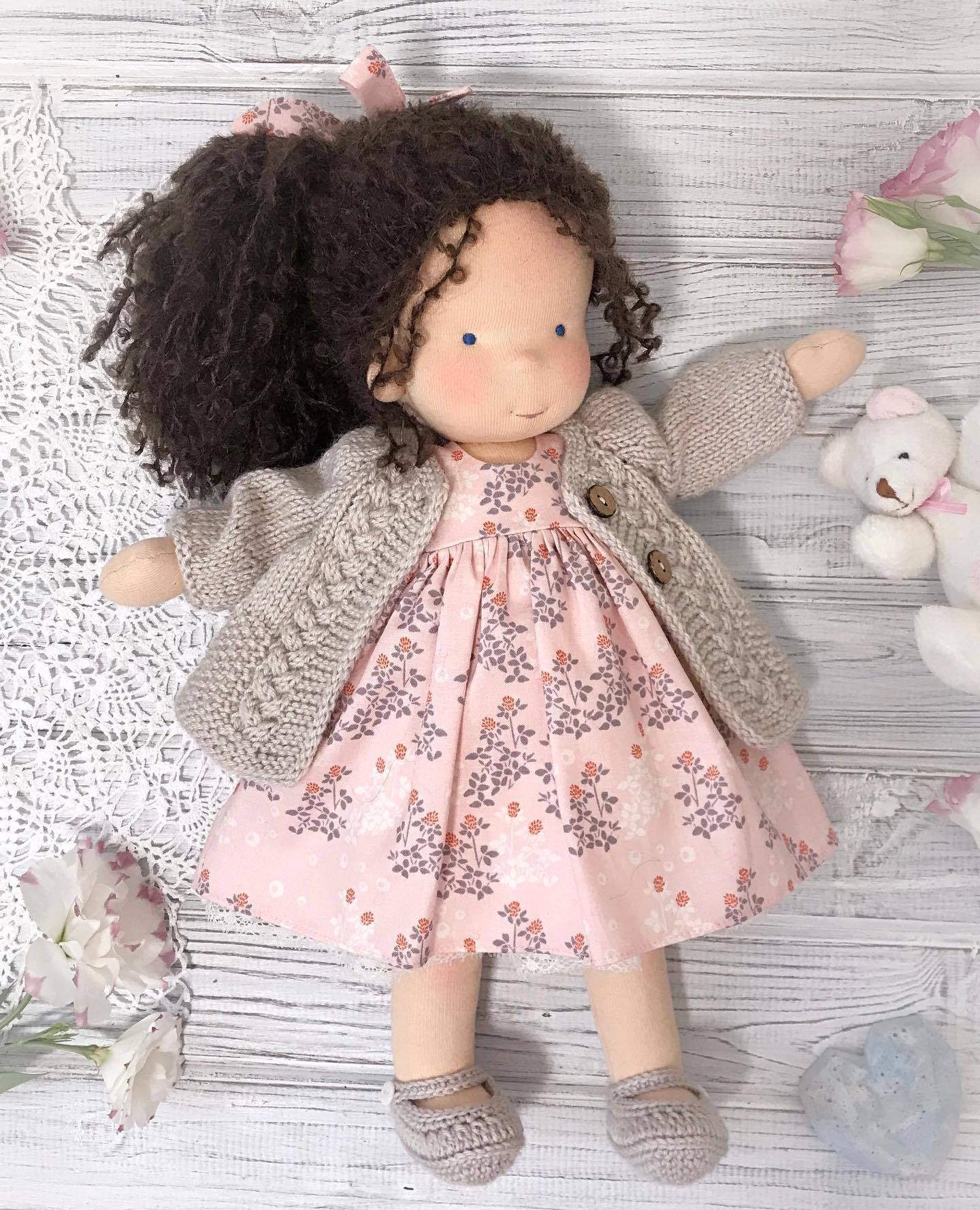 Elina™ | Handgemachte Stoffpuppe mit rosa Blumenkleid – 30 cm