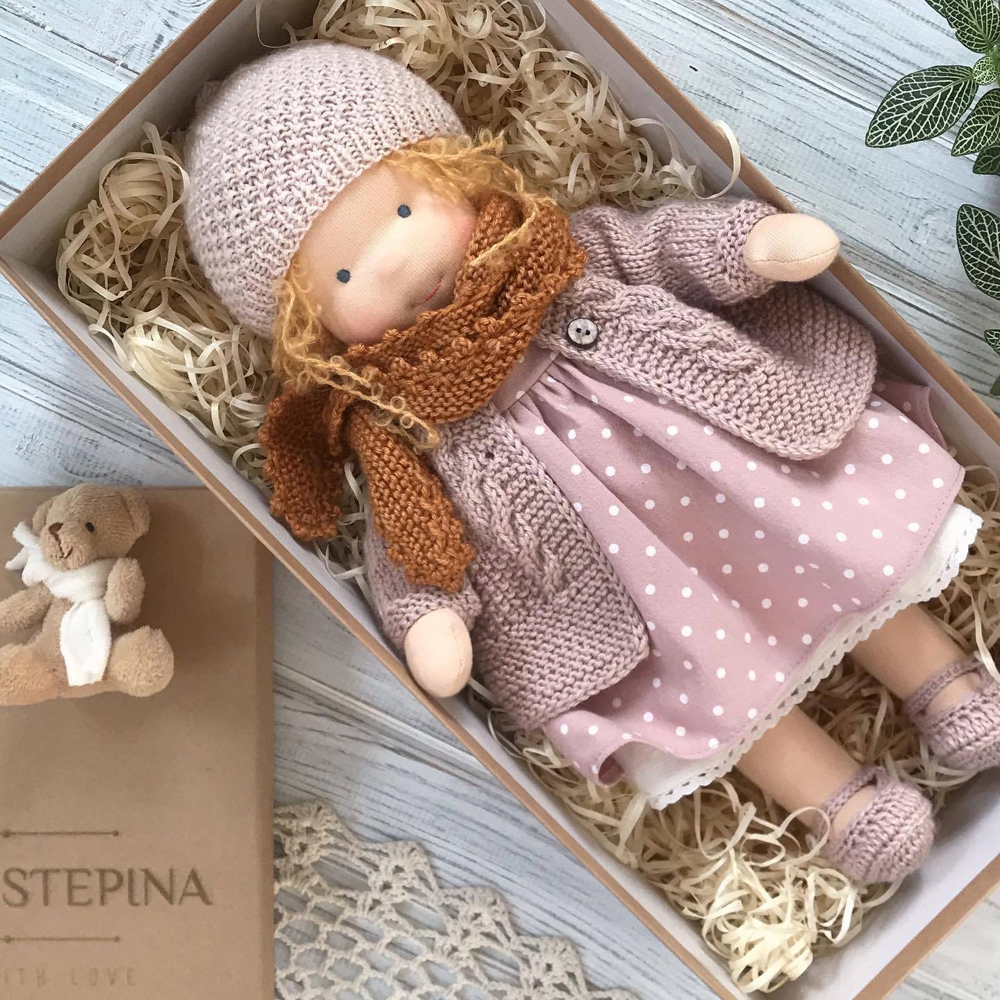 Lotta™ | Handgemachte Stoffpuppe mit rosa Pünktchenkleid – 30 cm