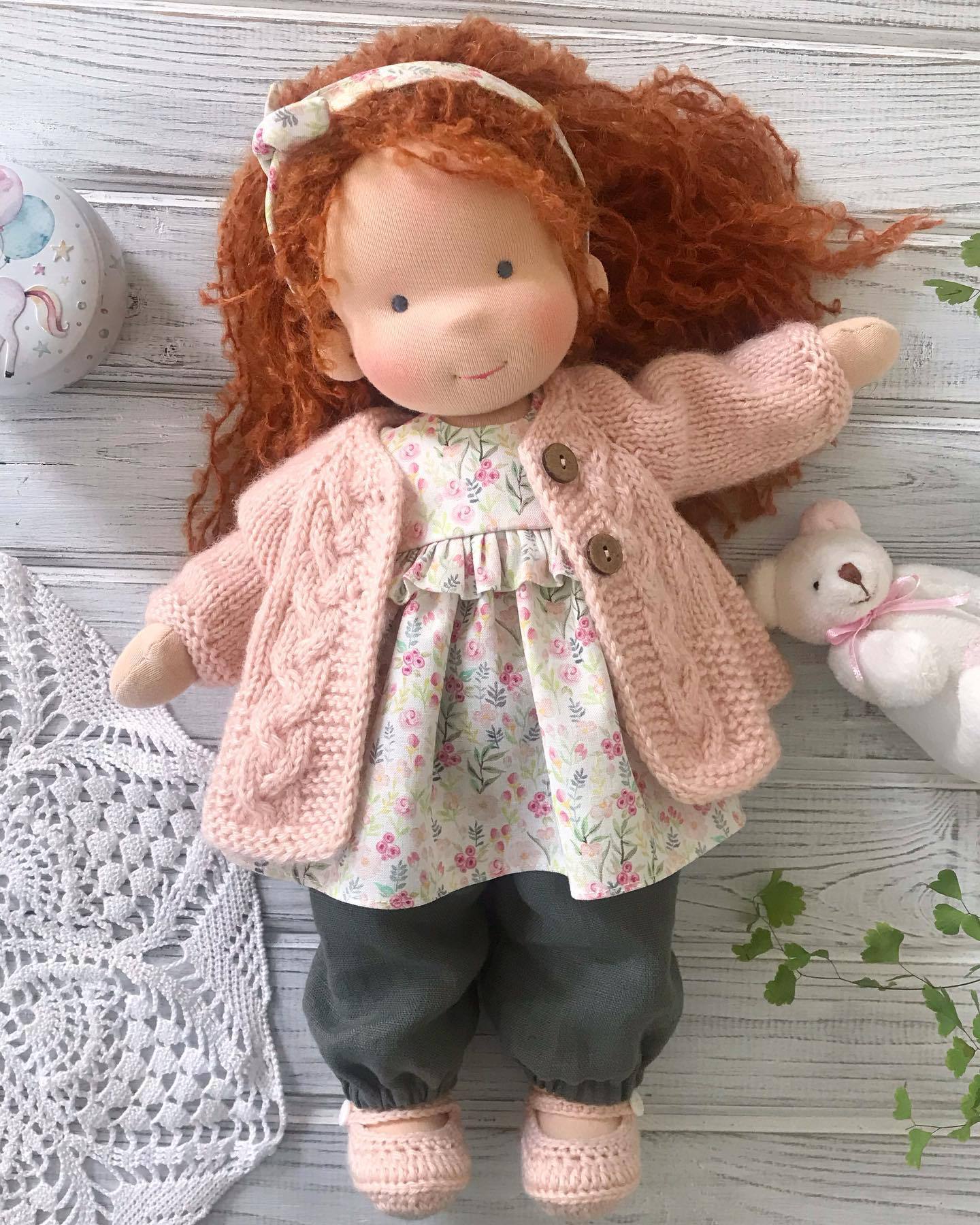 Mara™ | Handgemachte Stoffpuppe mit Blumenkleid und Strickjacke – 30 cm