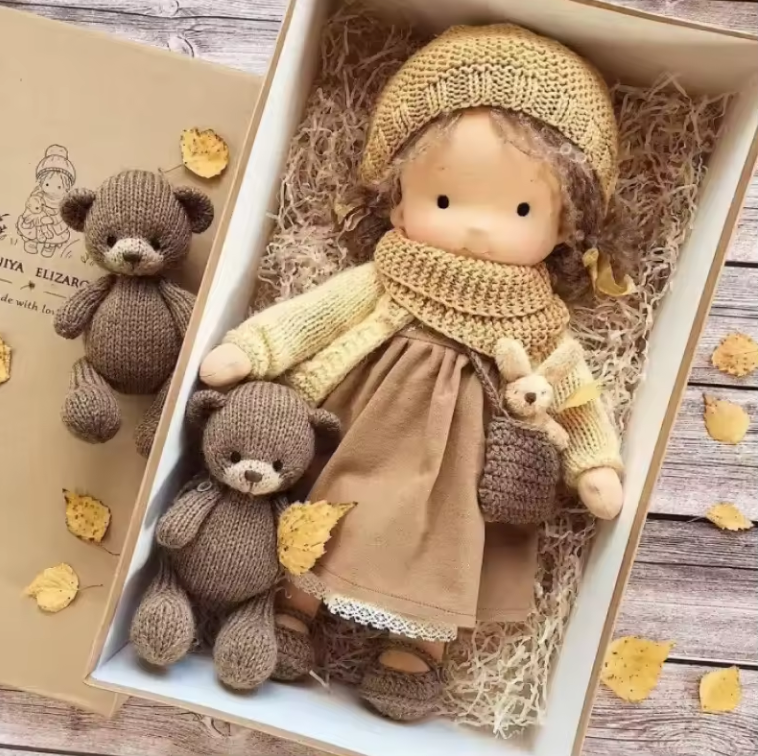 Lina™ | Handgefertigte Puppe mit Teddybär